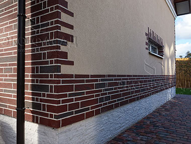 Сочетание гибкой плитки декор под клинкер и фасадной штукатурки